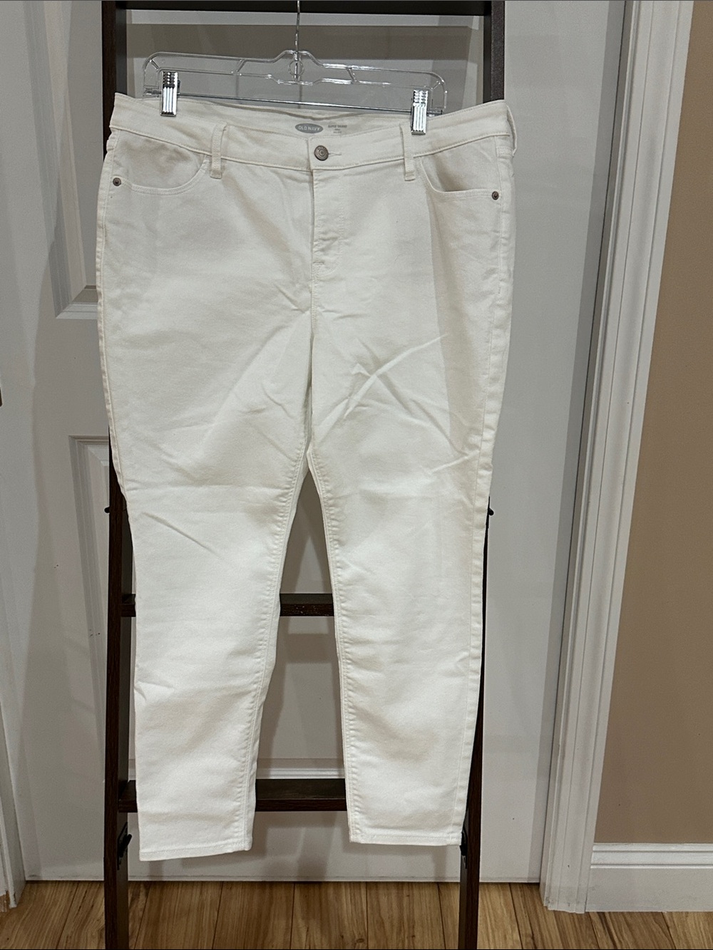 Old Navy White Super-Skinny Ankle Crop Jeans